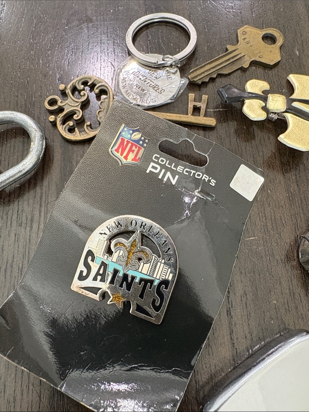 Memorabilia Mixed Vintage Ring Keychains & Pins Lot - Picture 11 of 16